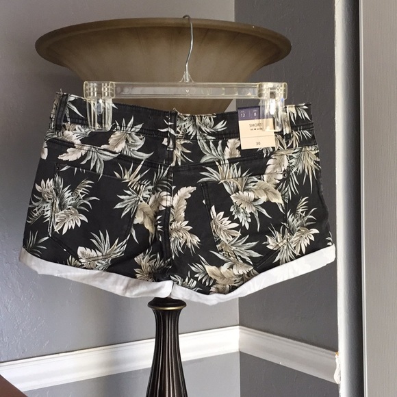 Women’s New Shorts - Picture 2 of 4